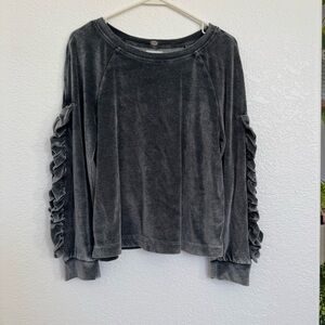 Cupio size M Charcoal Ruffled Sleeve Sweatshirt
